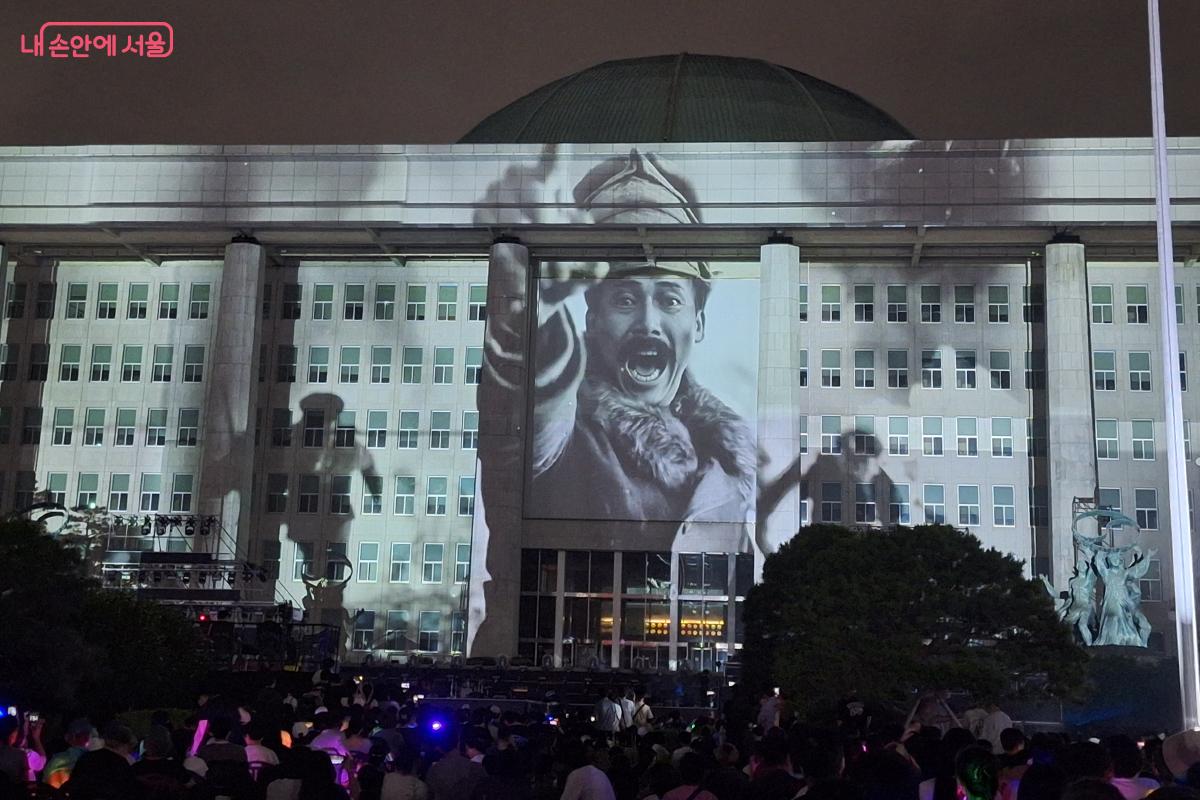 미디어파사드 상영은 홍범도 장군, 김좌진 장군 등 우리가 모두 아는 독립투사들의 생전 모습을 AI로 영상화해 마치 살아있는 인물을 마주하는 듯한 감동을 선사했다. ©정향선