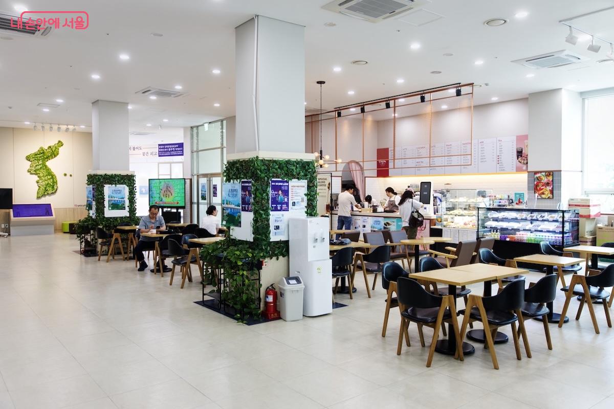 1층에 대형 카페테리아가 있어 누구든 자유롭게 음료를 주문하고 공간을 이용할 수 있다. &copy;임중빈
