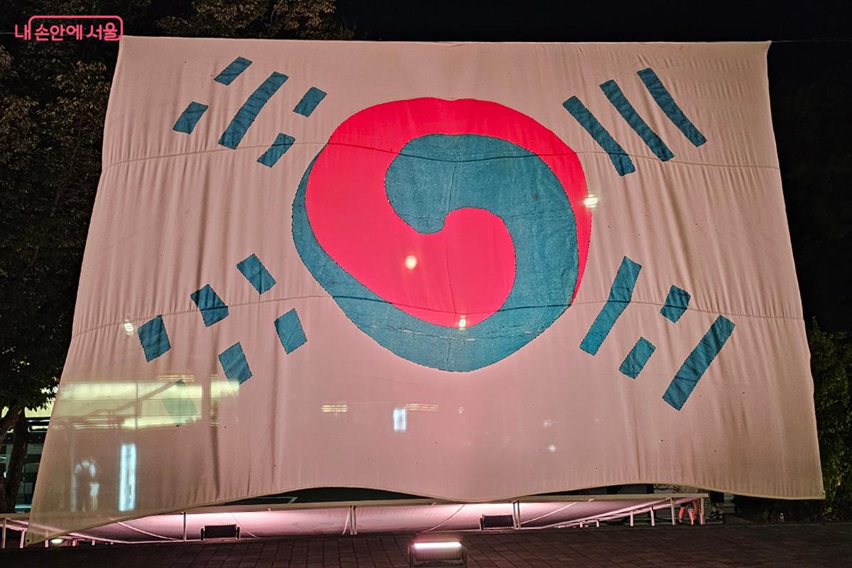 '데니 태극기'는 현재 우리나라에 있는 옛 태극기 가운데 가장 오래된 태극기이자, 우리나라 국기 제정의 초창기 역사를 보여주는 귀중한 자료이다. ©이혜숙