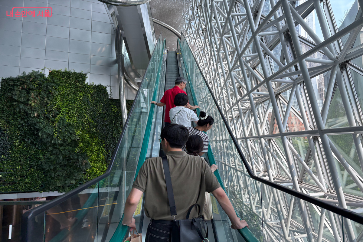 시청사 내부에 위치한 에스컬레이터를 타고 이동하고 있다. ©이혜린