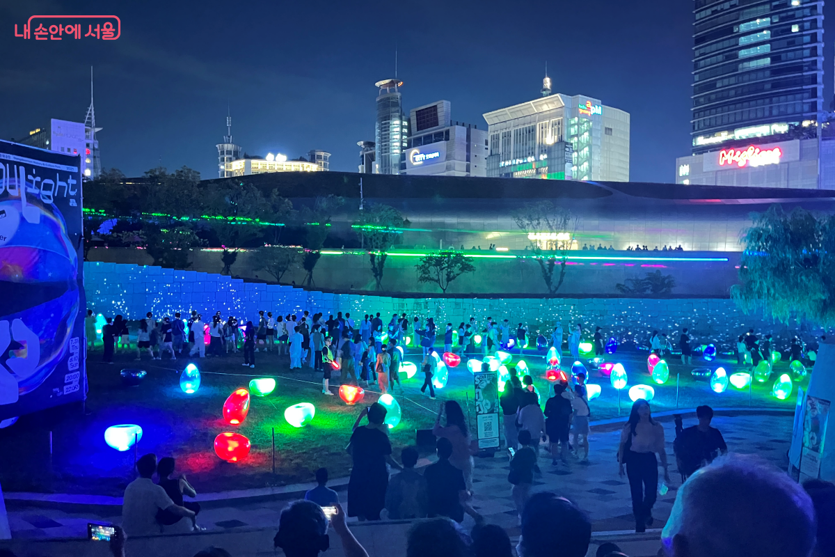 빛은 잔잔한 떨림을 간직한 채 공간 전체를 물들인다. ©김연희  