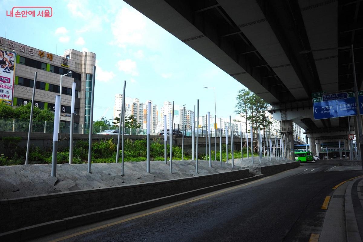 북부간선도로와 화랑고가차도 사이에 화단을 조성하고 경관 조명을 설치했다. ©조수봉