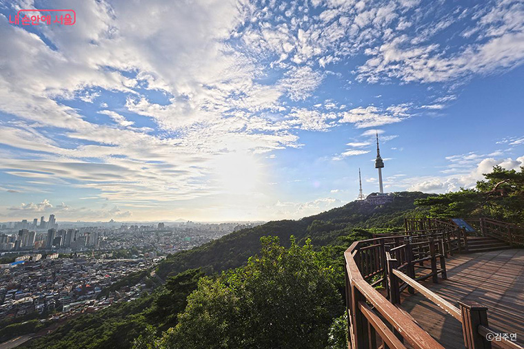 한국을 찾는 외국인들이 가장 많이 찾는 곳 중 하나는 남산이다.