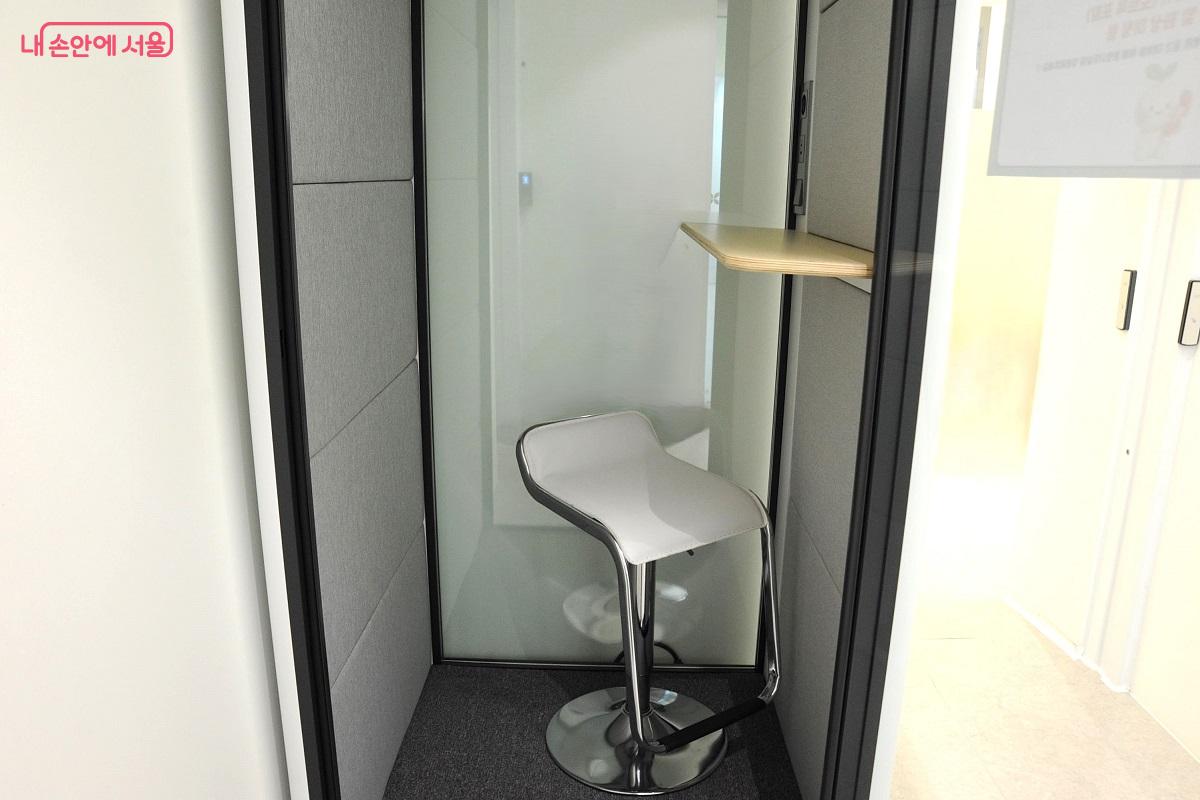 별도 공간에 마련한 ‘폰 부스’ ©조수봉