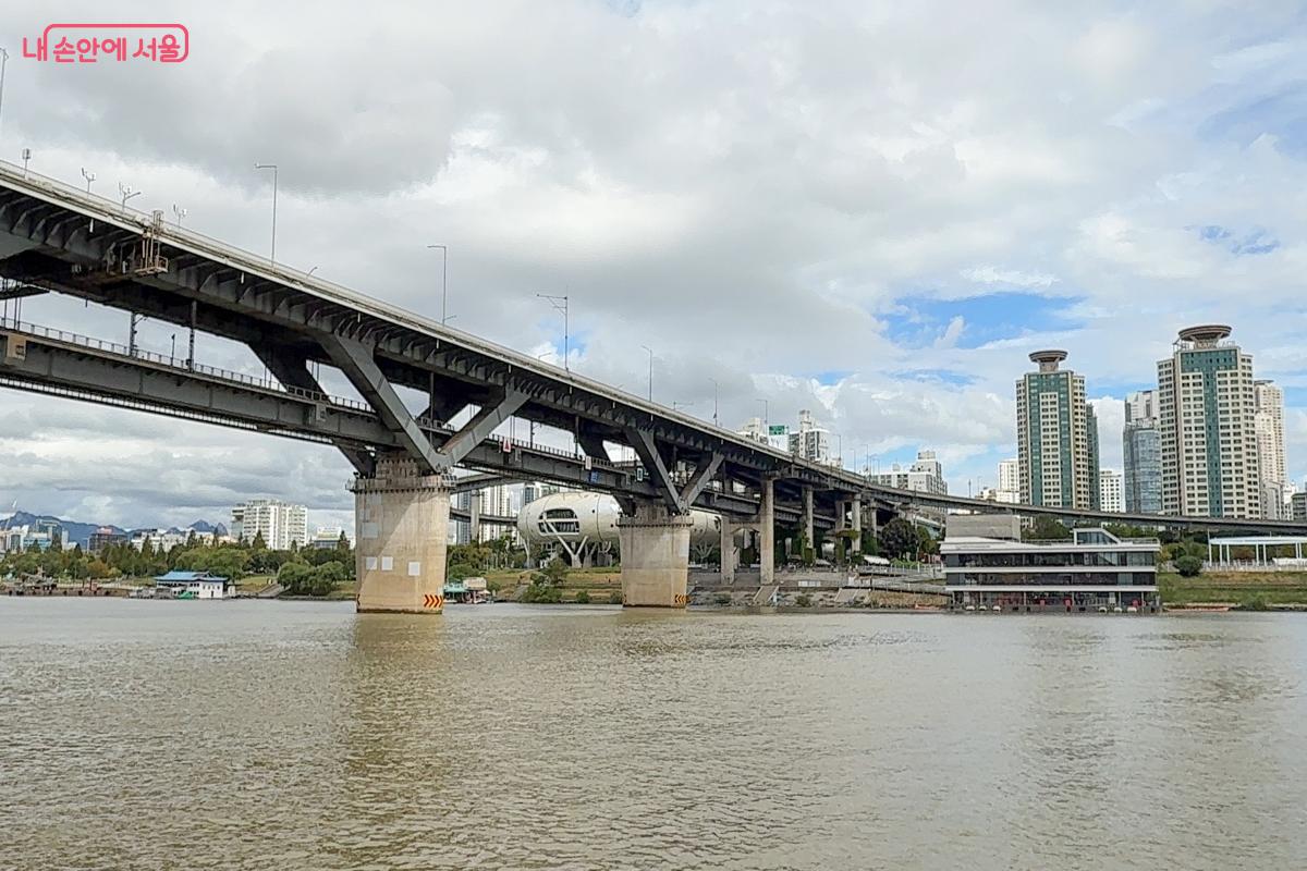 한강버스를 탈 수 있는 선착장의 모습이다.
