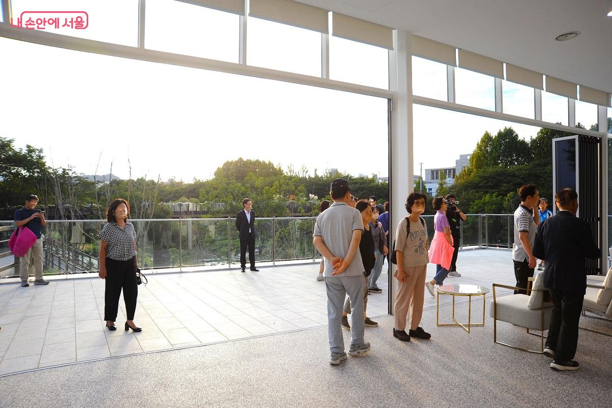 폴딩 도어를 개방하면 테라스 전체가 카페 공간이 된다. &copy;조수봉