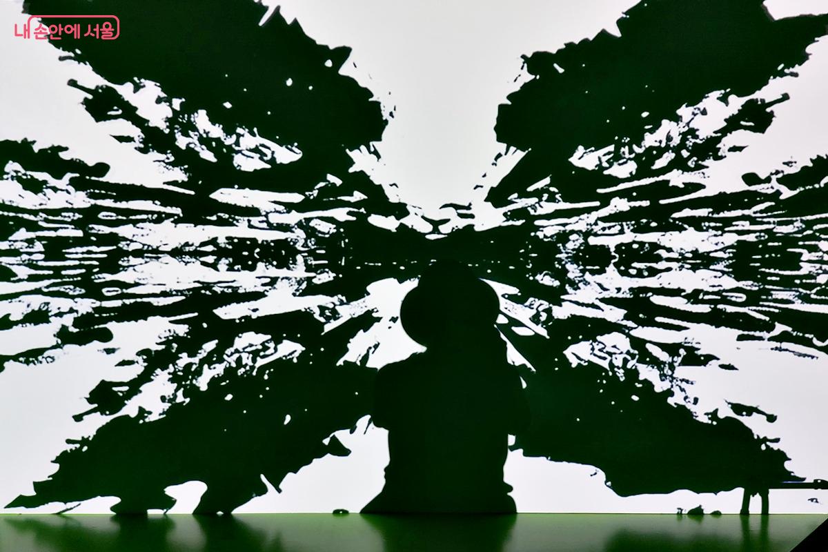 뉴이뉴욕은 유연한 남성복의 실루엣을 기반으로 하여 착용자 스스로 내면을 투영할 수 있는 장치로 기능하고 있다. ©정향선