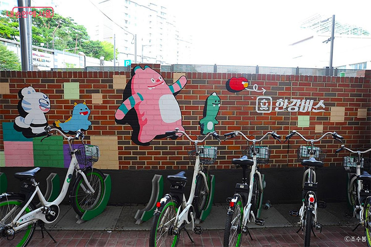 옥수나들목 입구에 설치된 따릉이 대여소 ©조수봉