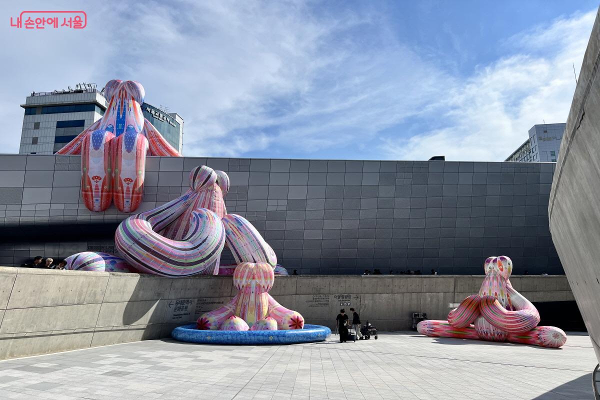 팔거리에서 열린마당으로 내려가는 길에서 사진을 찍어야 네 작품이 한눈에 들어온다. &copy;박지영 