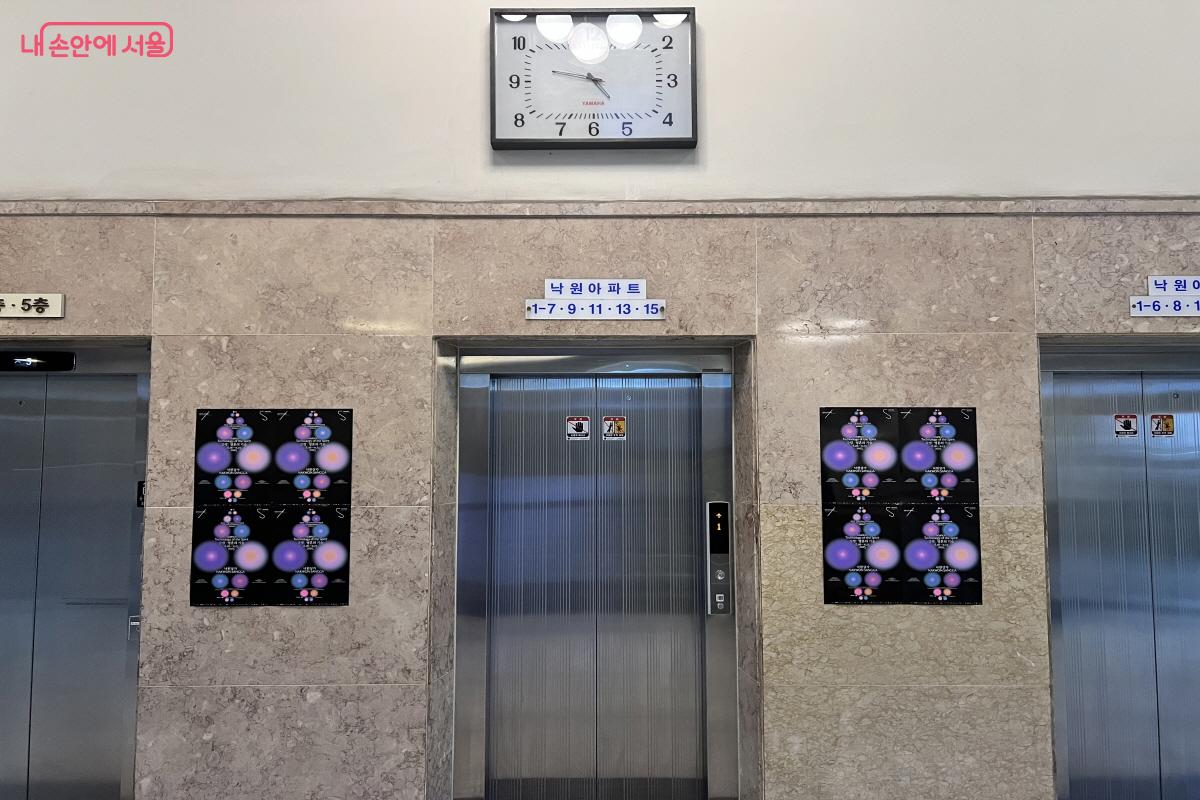 건물 중앙 엘리베이터를 타면 전시실을 더 쉽게 찾을 수 있다. ©박지영