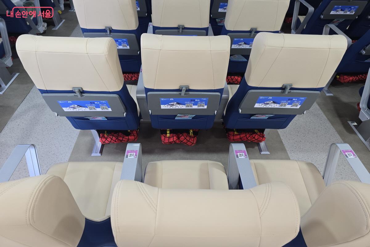 좌석마다 간이 테이블을 갖춘 한강버스의 좌석 ⓒ조송연