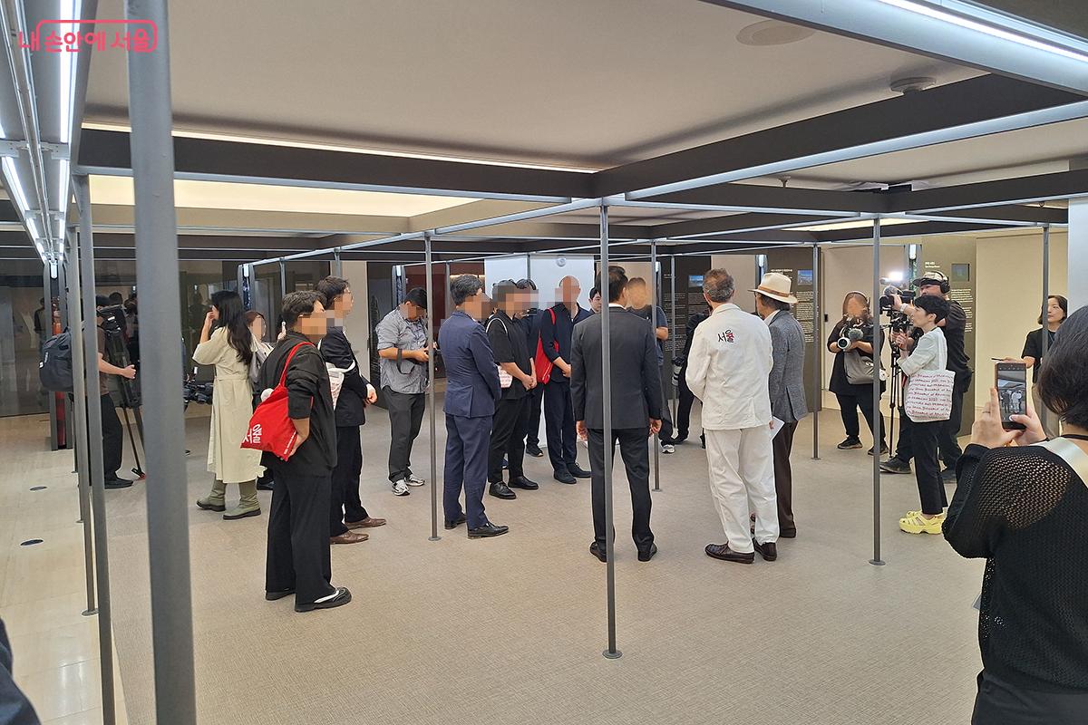 비엔날레 총감독 토마스 헤더윅이 참가자들에게 작품의 의의과 관전 포인트를 설명하고 있다.