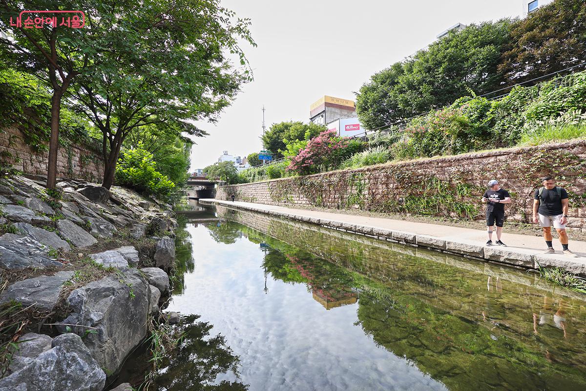 시원한 가을 바람과 함께 청계천을 따라 걷는 즐거움 ©김주연