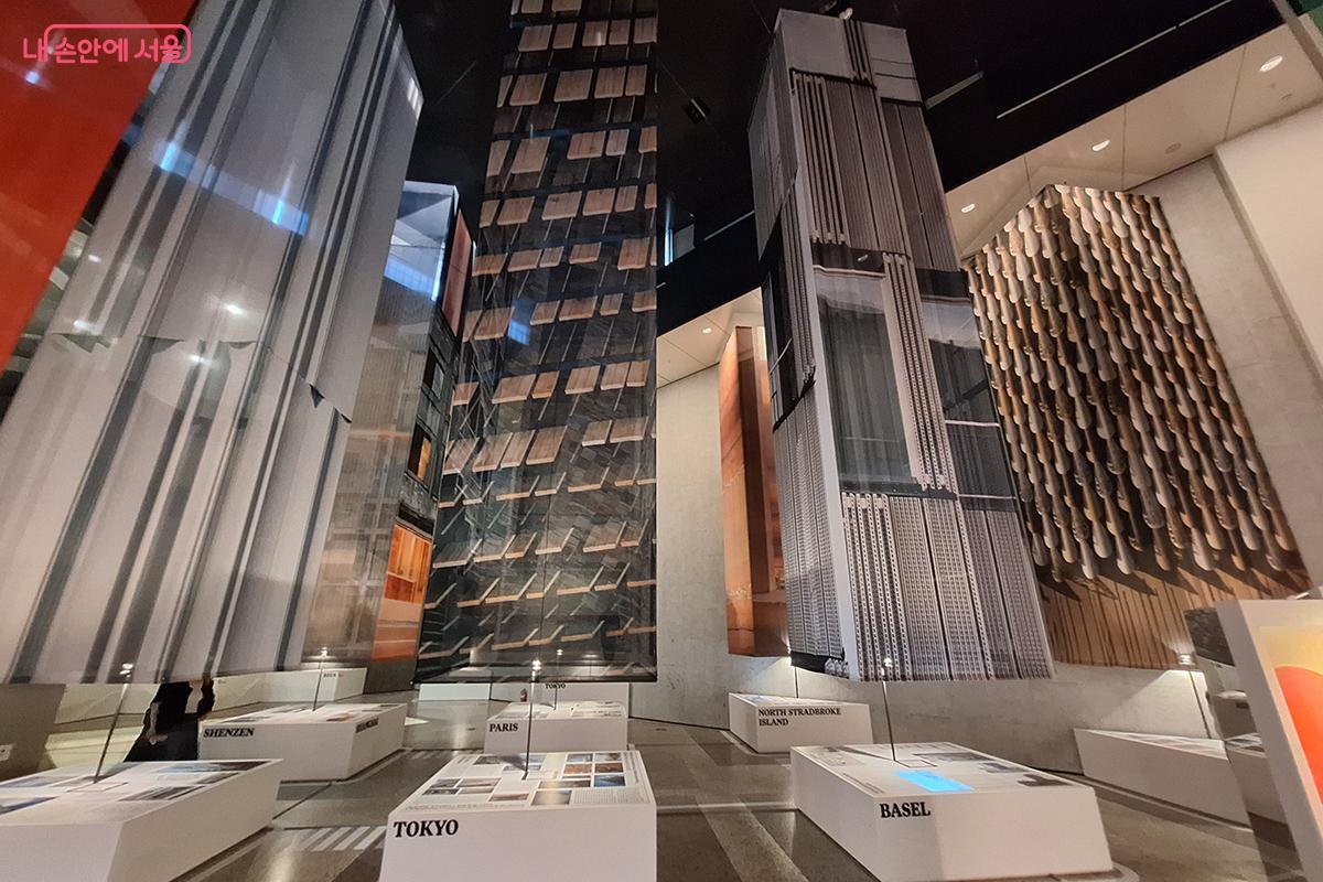 '켄고 쿠마&어소시에이츠'의 '도쿄 공과대학, 히사오&히로코타키 플라자'와 '헤르조그&드 뫼롱'의 'NO.418 메렛 오펜하임 타워'