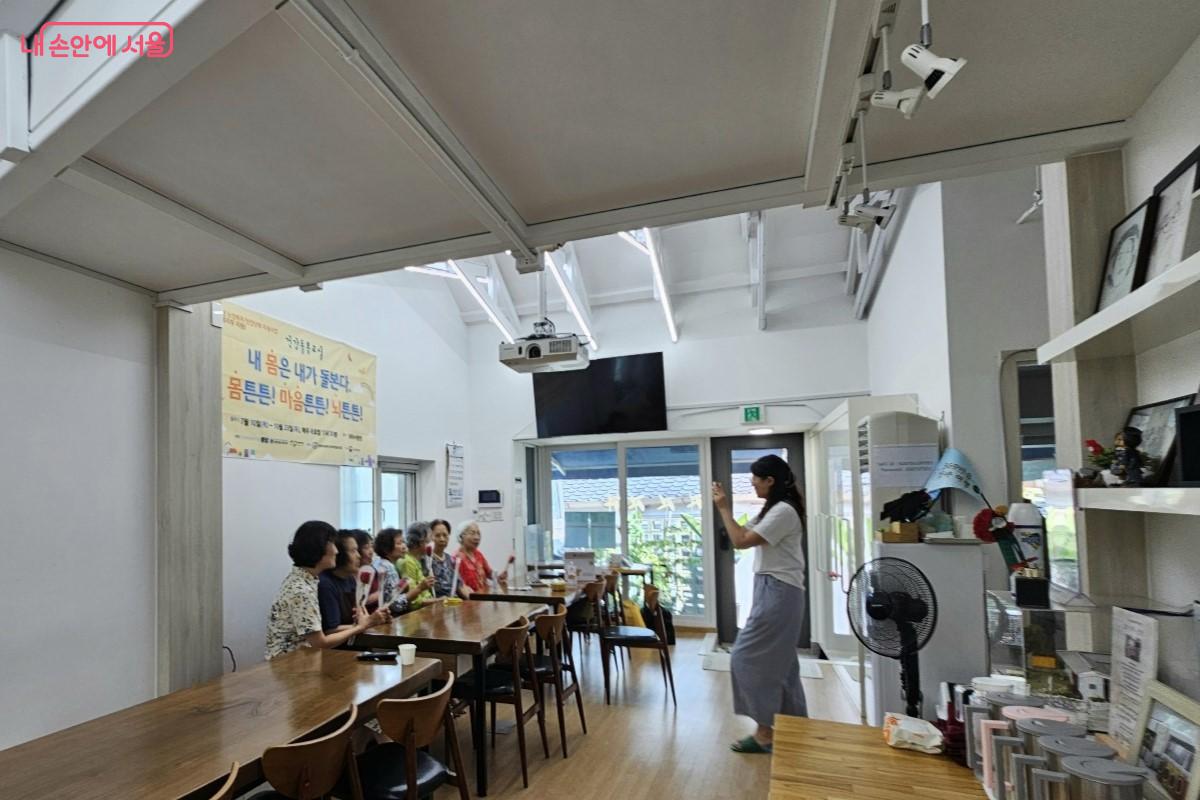 마을식당 운영 시간 이후 건강돌봄교실이 열렸다. ©최정윤
