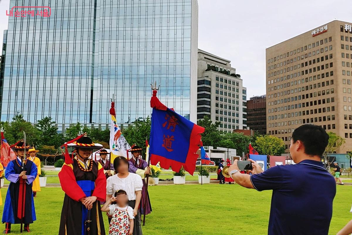 무사와 함께 찰칵! 기념촬영 &copy;김병규