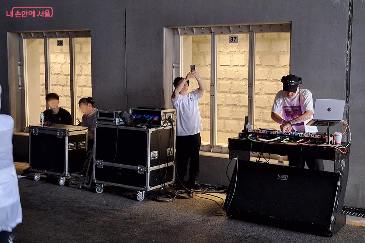  DJ가 틀어주는 비트와 LED 조명쇼가 어우러져, 터널은 한순간 대형 클럽으로 변신했다. 