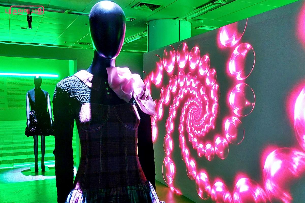 전시의 핵심은 디자이너 6인의 작품을 AI, 조명, 사운드로 구현한 몰입형 설치다. ©정향선