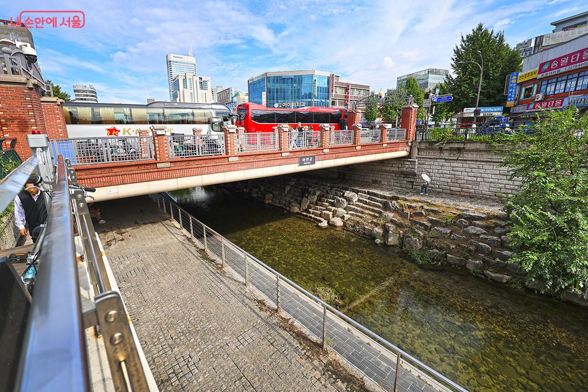 마전교 인근에 도착하면 광장시장의 입구가 보인다. ©김주연