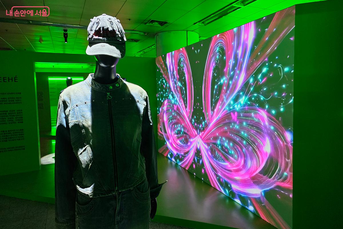 신진 작가들의 대담하고 실험적인 시도는 현대 패션의 흐름을 강렬하게 보여준다. &copy;이혜숙