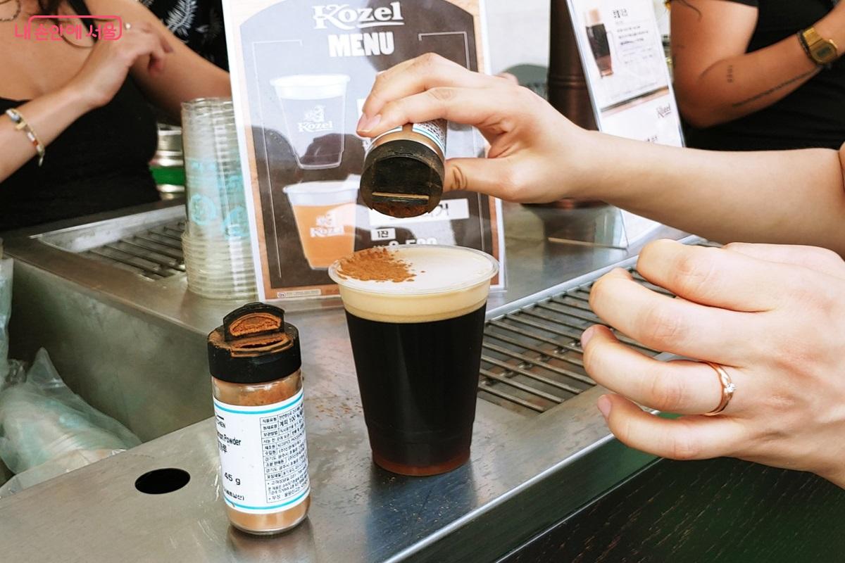 수제맥주의 신세계 흑맥주와 계피 가루의 조합이 인상 깊다. &copy;김병규