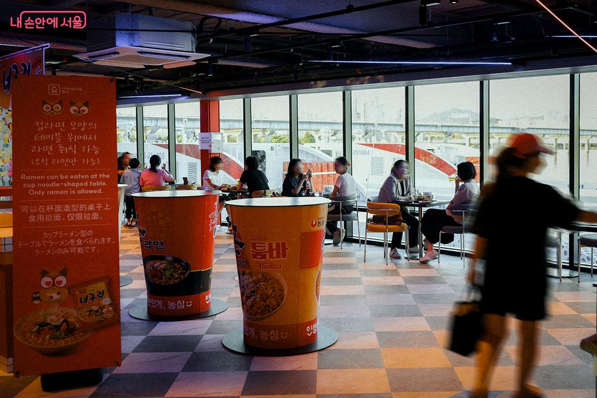 3층 규모 선착장 다섯 곳의 2층에는 BBQ 매장 겸 라면존이 운영된다. &copy;김아름