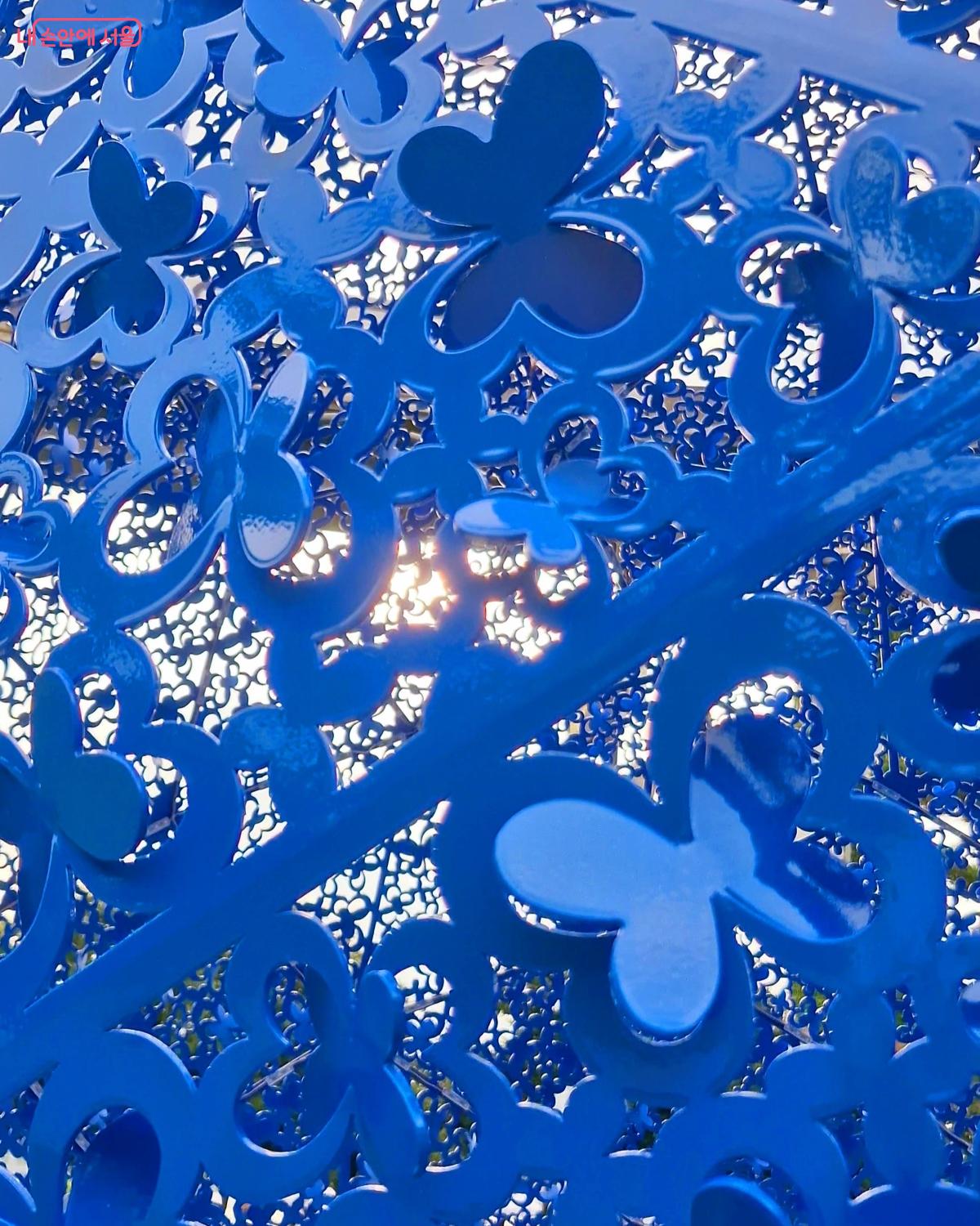 파란 나비가 모여 커다란 구체를 이루는 김인태 작가의 ‘Dream – Sphere’ ©임채영