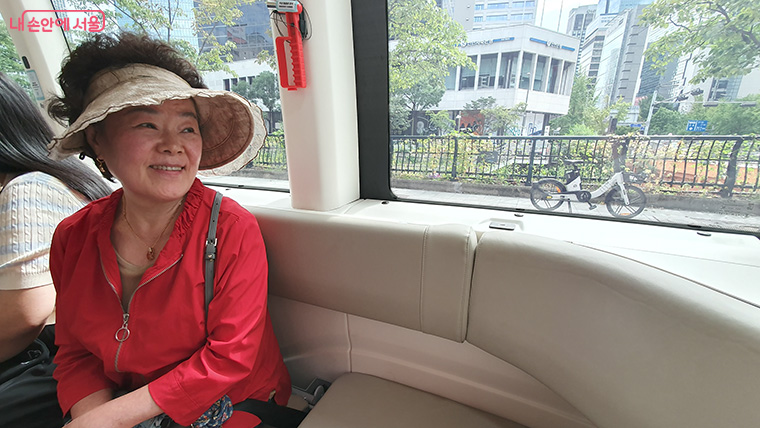 청계천 나들이길에 자율주행셔틀에 탑승했다는 박경순 씨는 탑승 내내 즐거워 했다. ©엄윤주
