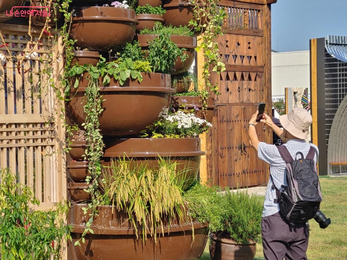 각 벽 앞에서 “지금 이 순간 어떤 감정을 느끼나요?”라는 질문으로 관람하기를 추천한다. ©김병규