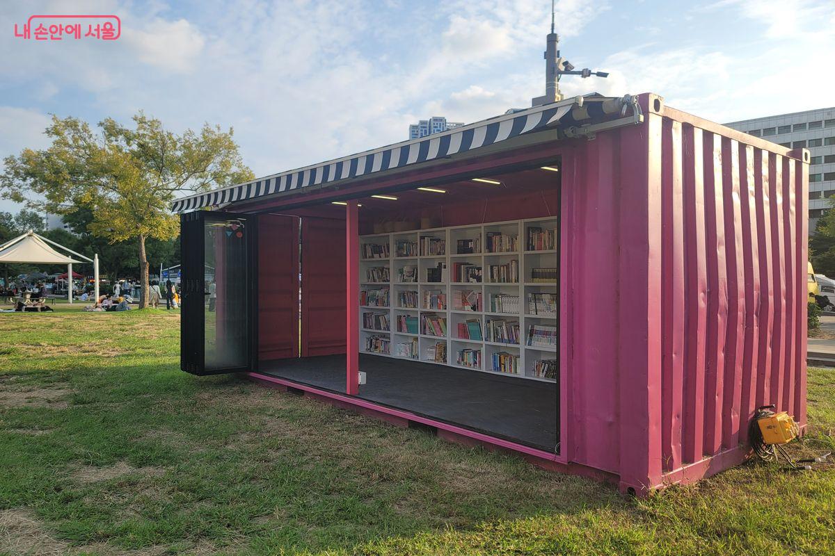&lsquo;2025 책읽는 한강공원&rsquo;에 설치되어 있는 야외도서관 &copy;이동영