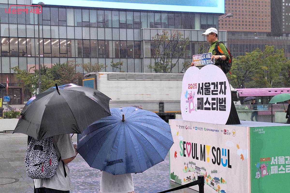 완주한 시민들은 광화문 광장에 마련된 포토존에서 기념 사진을 찍으며  저마다 추억을 남기는 시간을 가졌다. 