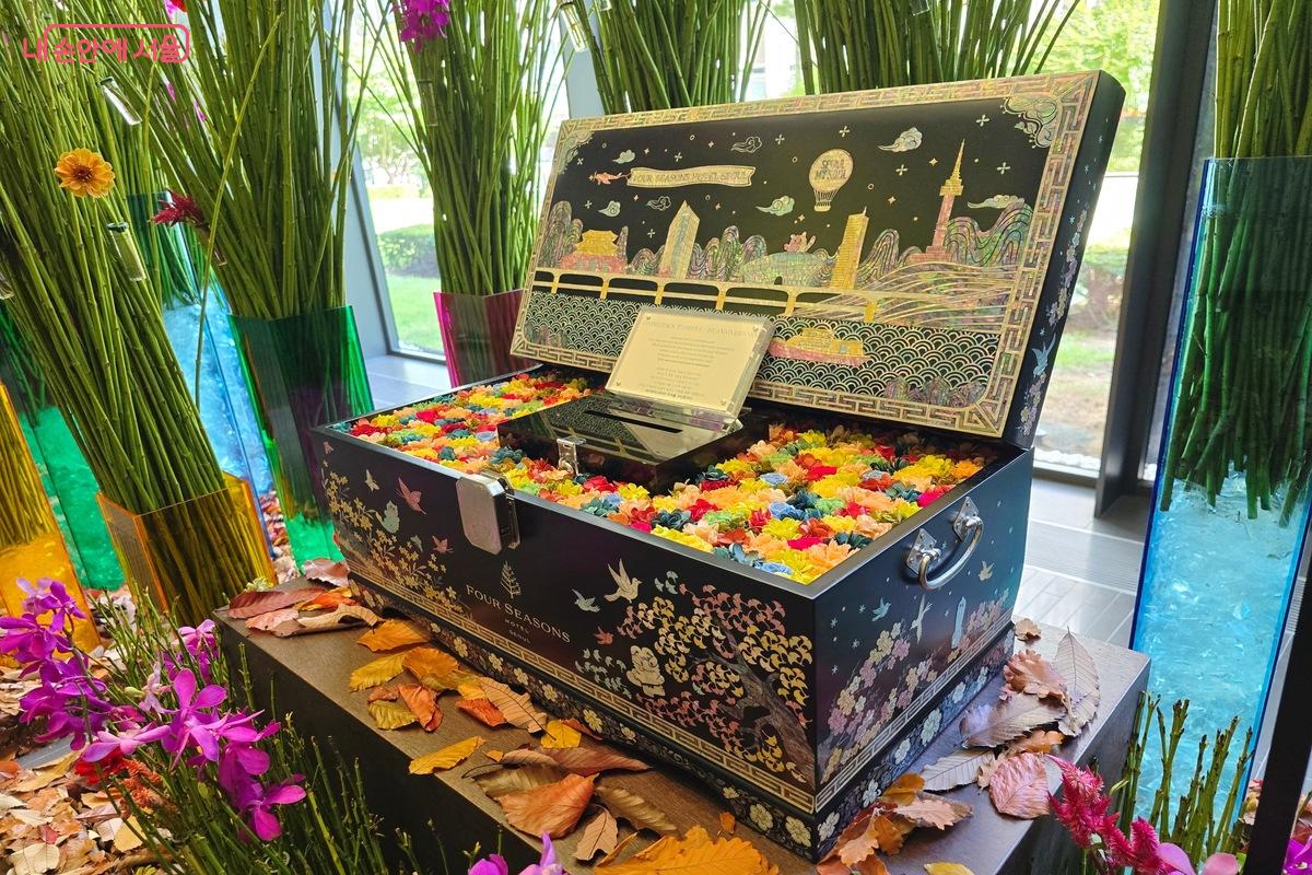 자개함은 봄, 여름, 가을, 겨울의 풍경과 함께 개나리, 은행나무, 연꽃, 매화, 까치가 소울프렌즈와 새겨져 있다. ©김은주