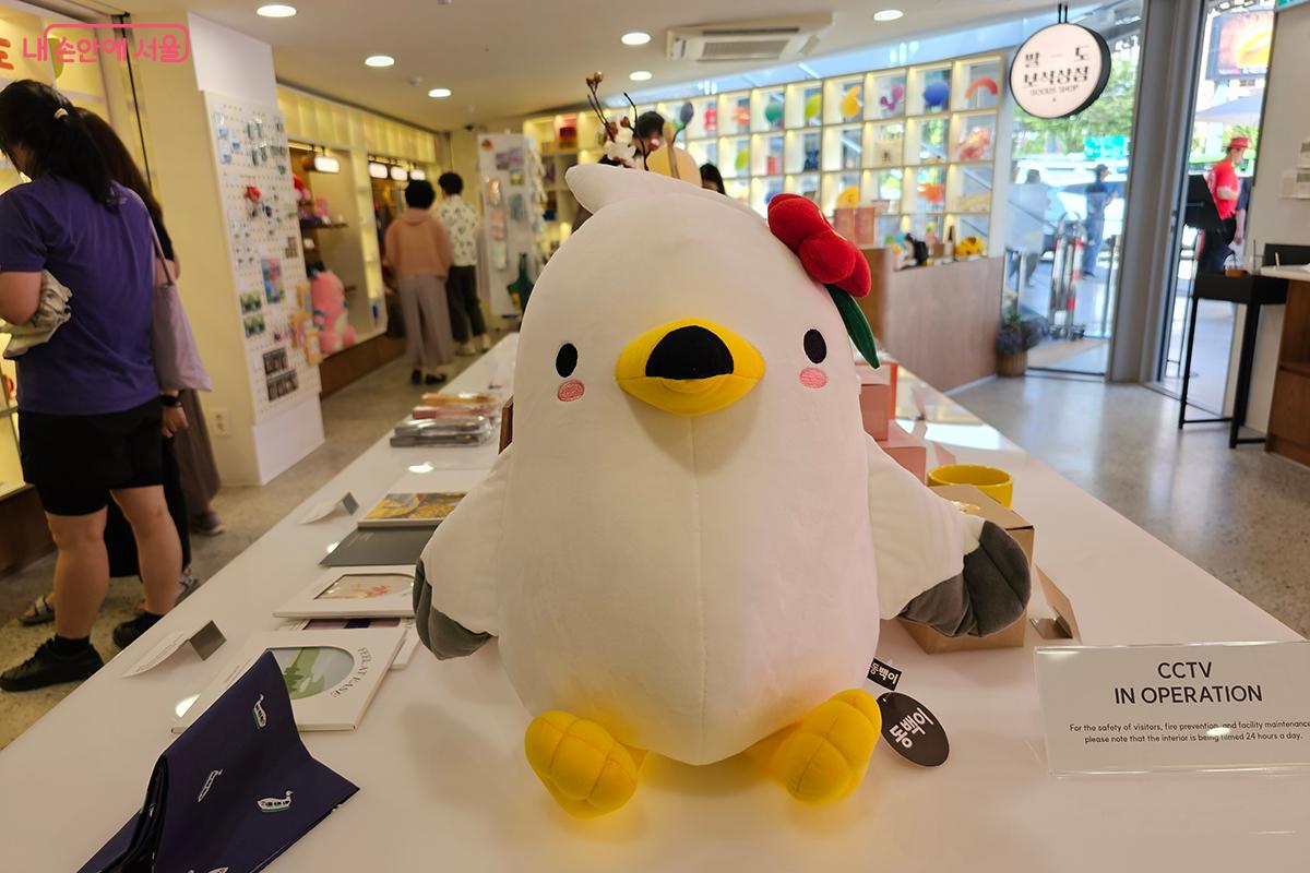 포항을 대표하는 귀여운 마스코트 ‘동백이’ 굿즈가 방문객들의 사랑을 받고 있다. ©이혜숙