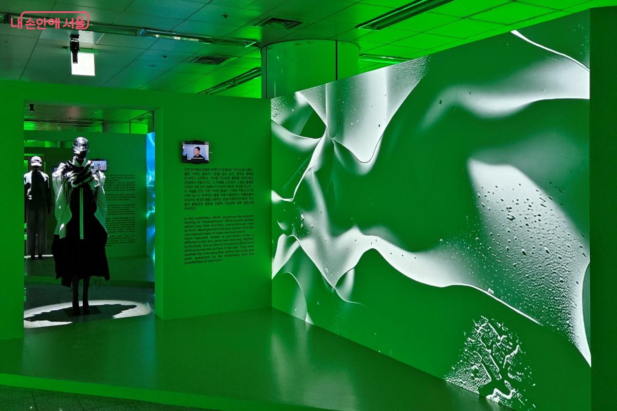 악필은 브랜드의 정체성의 &lsquo;어긋남&rsquo;을 다룬다. &copy;김미선