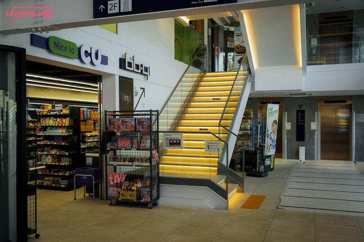 모든 한강 선착장 1층에는 CU 편의점이 있다. &copy;김아름