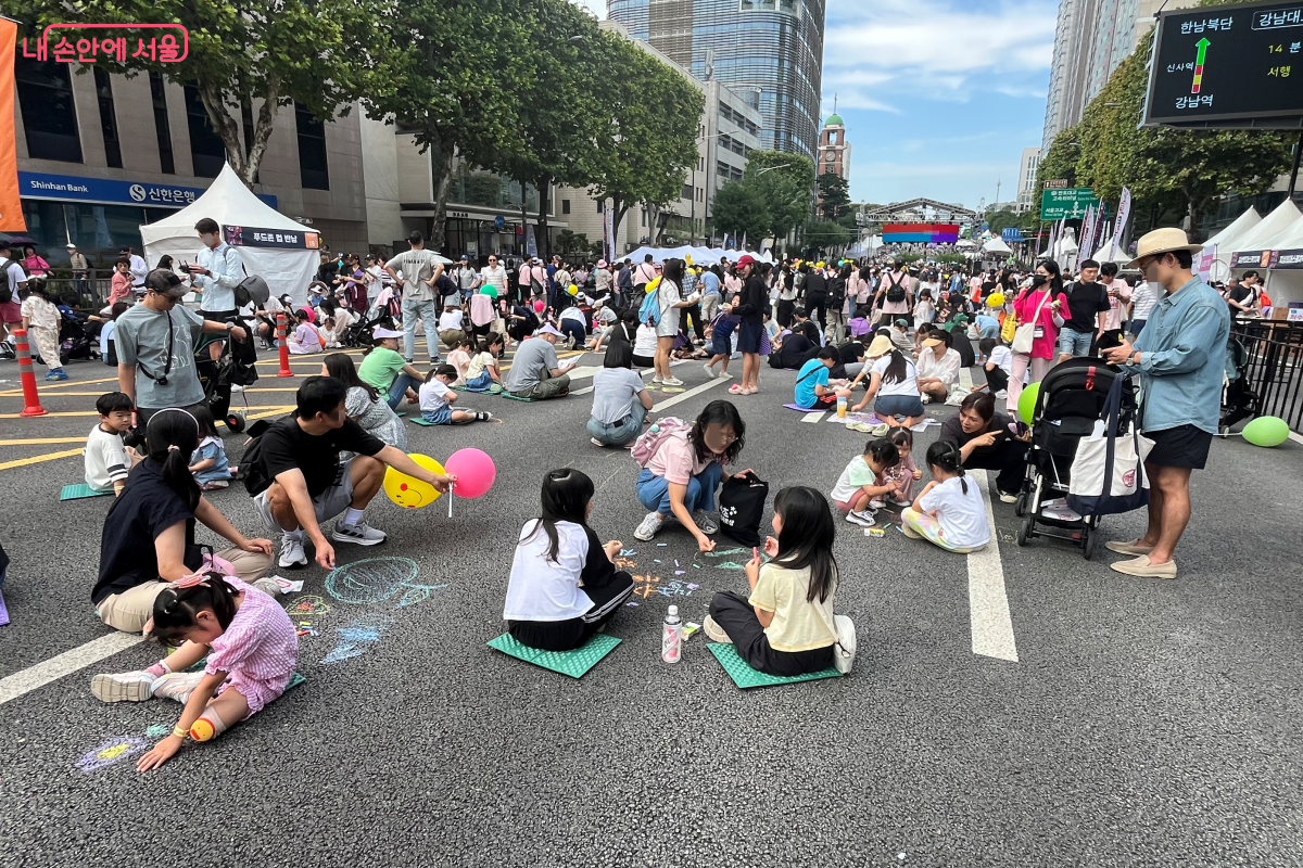 시그니처 행사로 분필로 그림을 그리는 시민들을 볼 수 있다. ©김연희