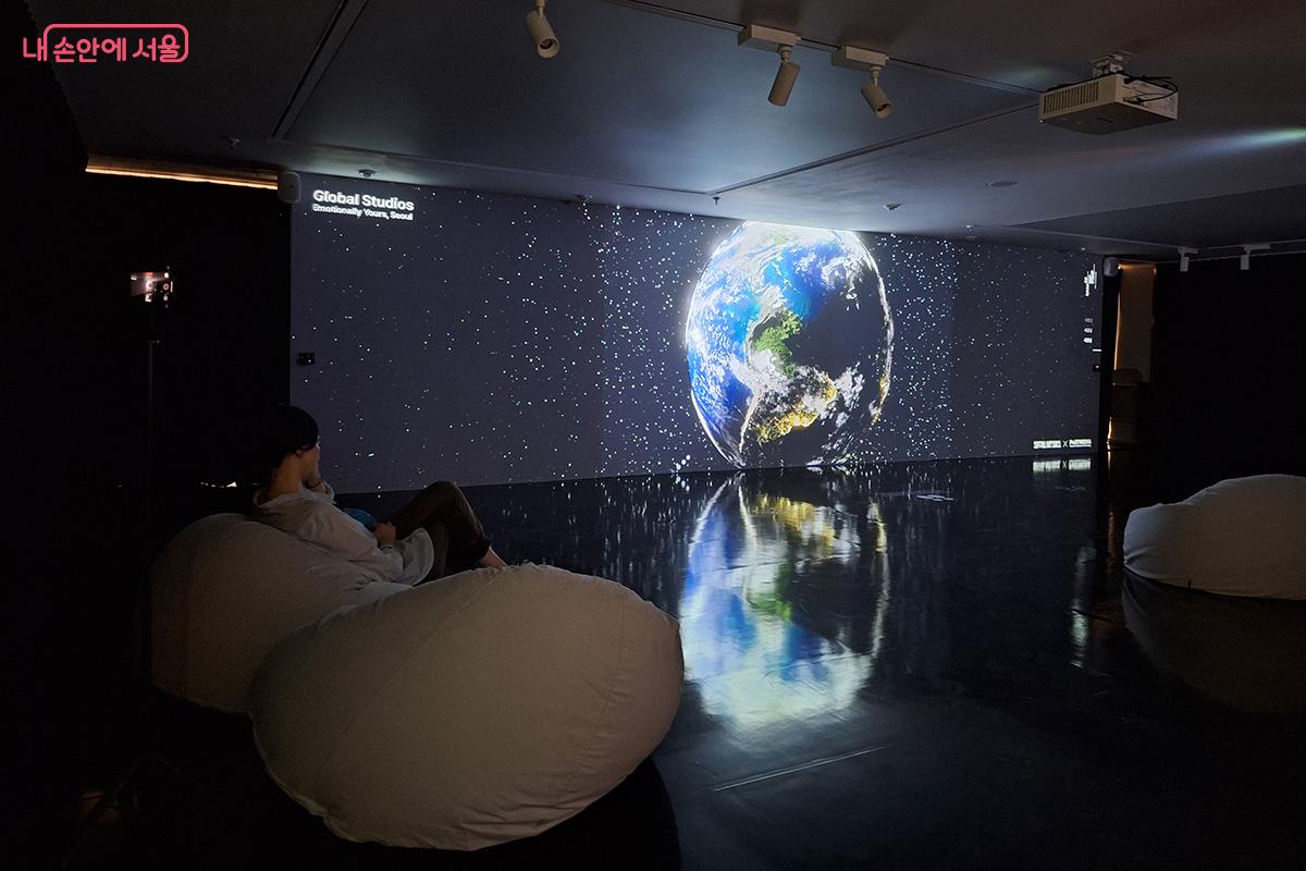 젊은 건축가들과 학생들이 제시하는 다양한 도시 문제 해결 방안과 혁신적인 디자인이 서울의 문화, 역사, 기술 그리고 시민들의 감정과 만나 이뤄낸 창작물들이 놀라움을 준다. 