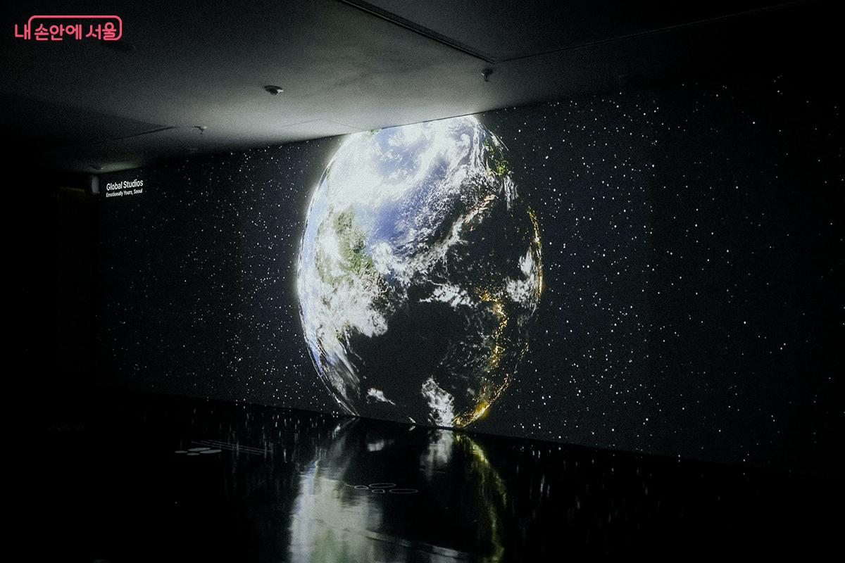 시민들이 건축 외관(파사드)을 보고 느낀 감정을 AI로 시각화하는 인터랙티브 미디어 전시 ⓒ김아름