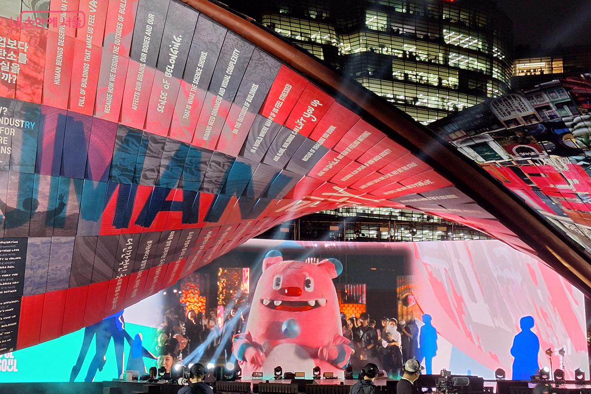 서울의 마스코트 해치도 비엔날레 축하 영상에 등장해 축제의 안전과 성공을 기원하는 메세지를 전달했다.