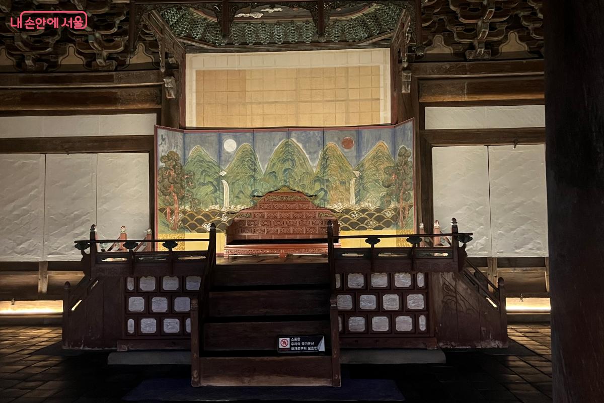 명정전 안의 왕의 좌석 뒤로 &lsquo;일월오봉도&rsquo;가 보인다. &copy;김연희