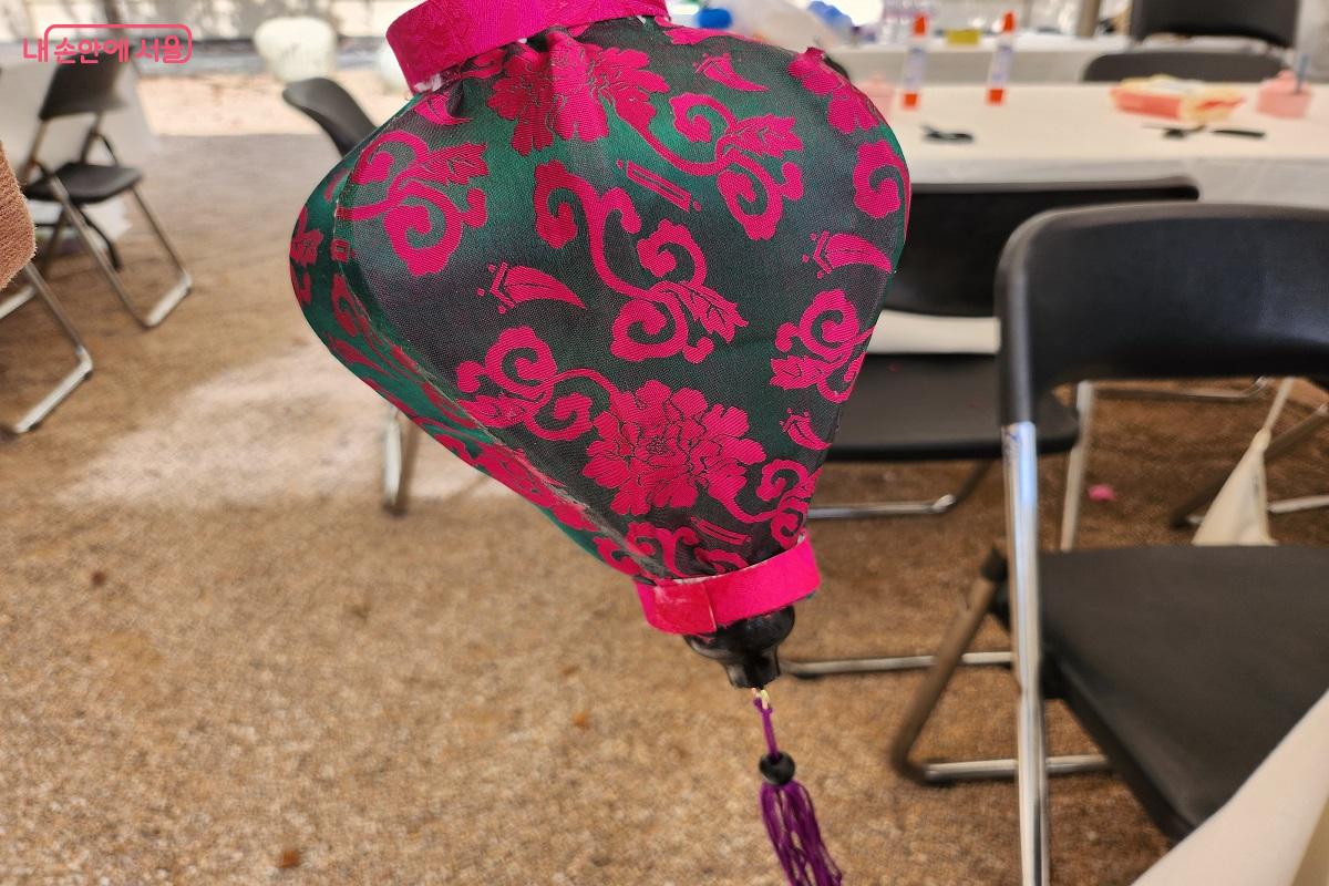 끝에 술을 달아 나만의 등을 완성했다. ©이소현 