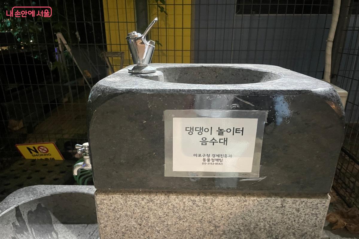 댕댕이 놀이터에 설치된 음수대 ©노윤지