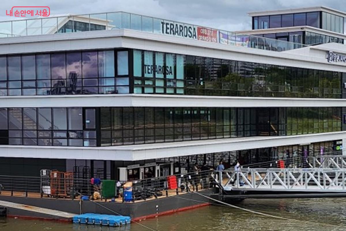 구름다리를 건너면 승강장이 나온다. ©한용태