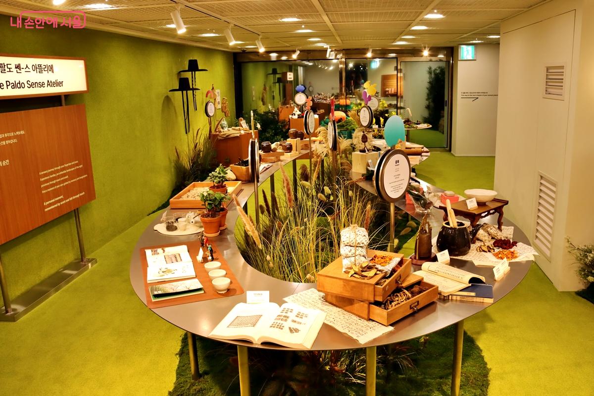 지하 1층의 지역 관광 콘텐츠 전시관 ‘팔도보석 유람’ ©정향선