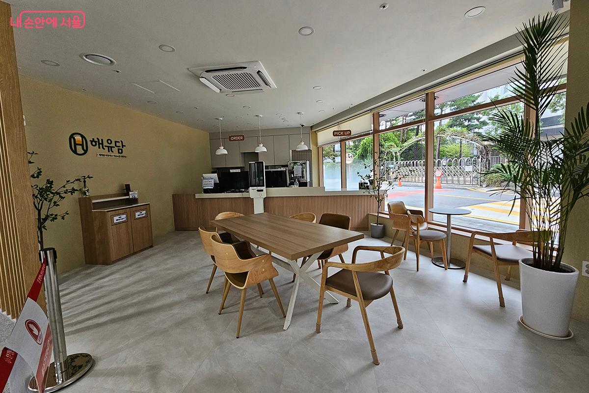 1층에 있는 카페 해유담은 나무와 식물이 어우러져 편안함을 선사한다. ©이혜숙