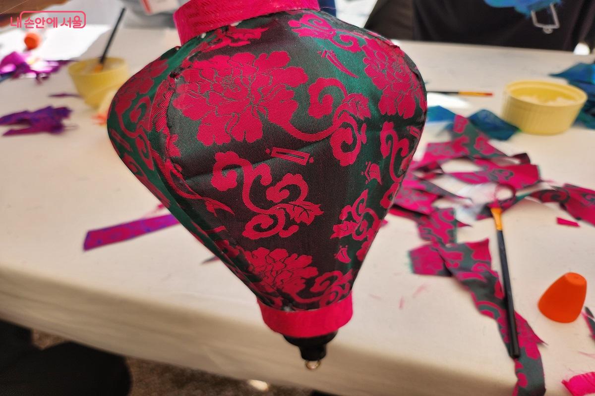 천과 비슷한 색의 띠지를 선택했다. ©이소현 