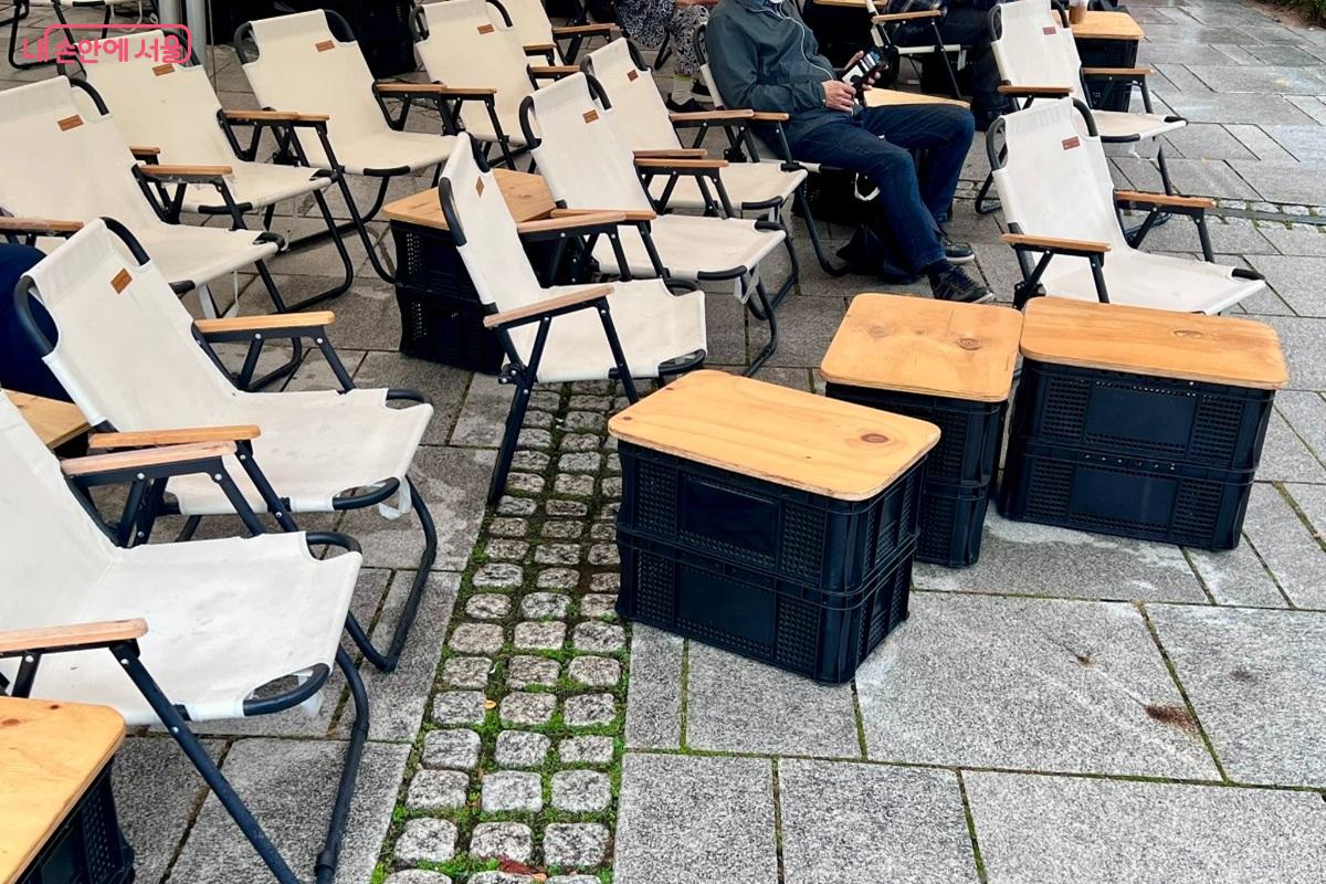 서울시 지원으로 힐링존 내 캠핑의자와 테이블 등을 조성할 수 있었다. ©민정기
