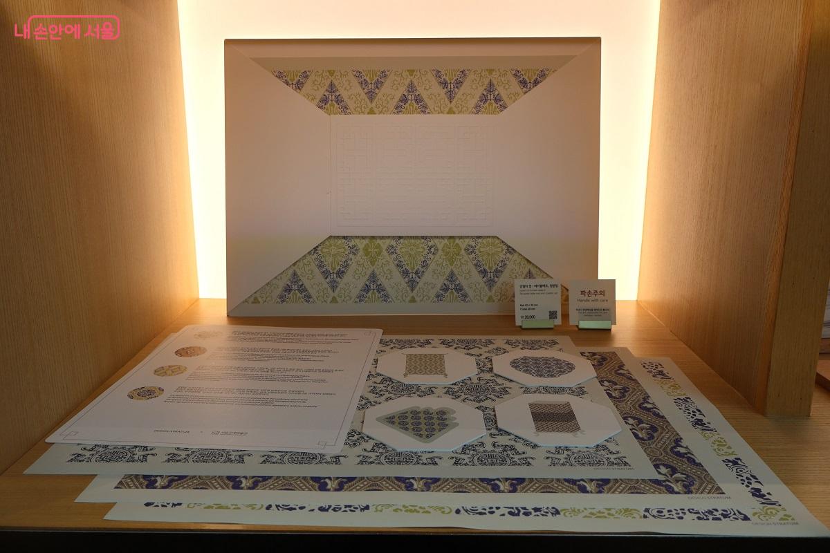 상품의 제목 궁궐의 겹, 테이블 매트와 컵받침이 멋스럽다. ©이봉덕