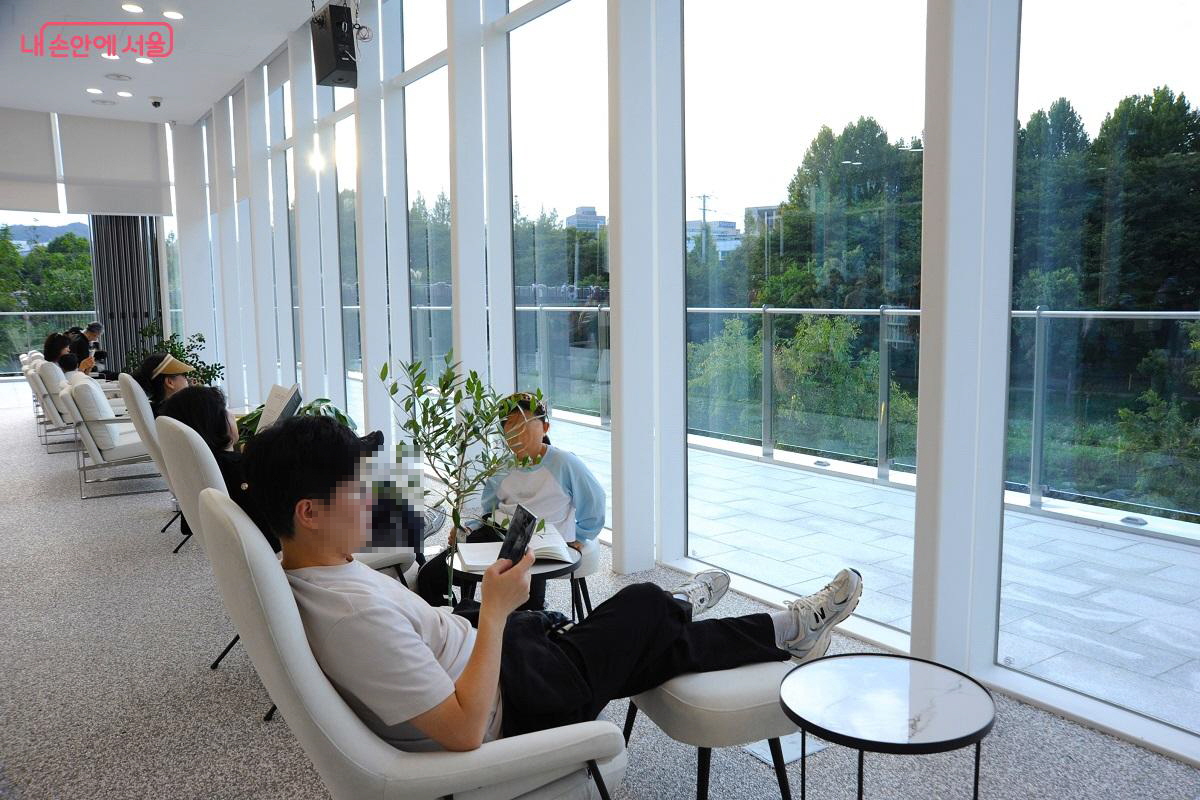 수변카페 실내에서는 양재천의 사계절 풍경과 일몰을 감상할 수 있다. &copy;조수봉