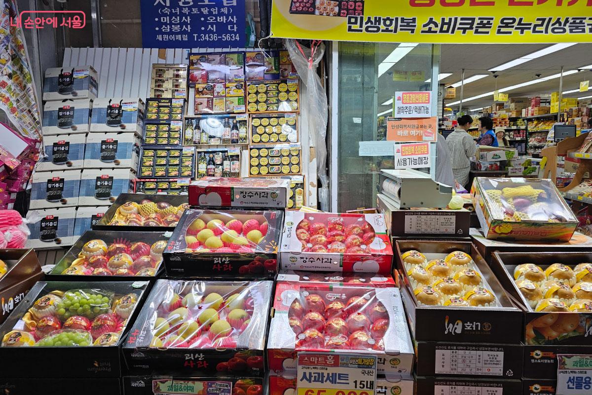 명절에 빼놓을 수 없는 과일 세트 &copy;홍혜수